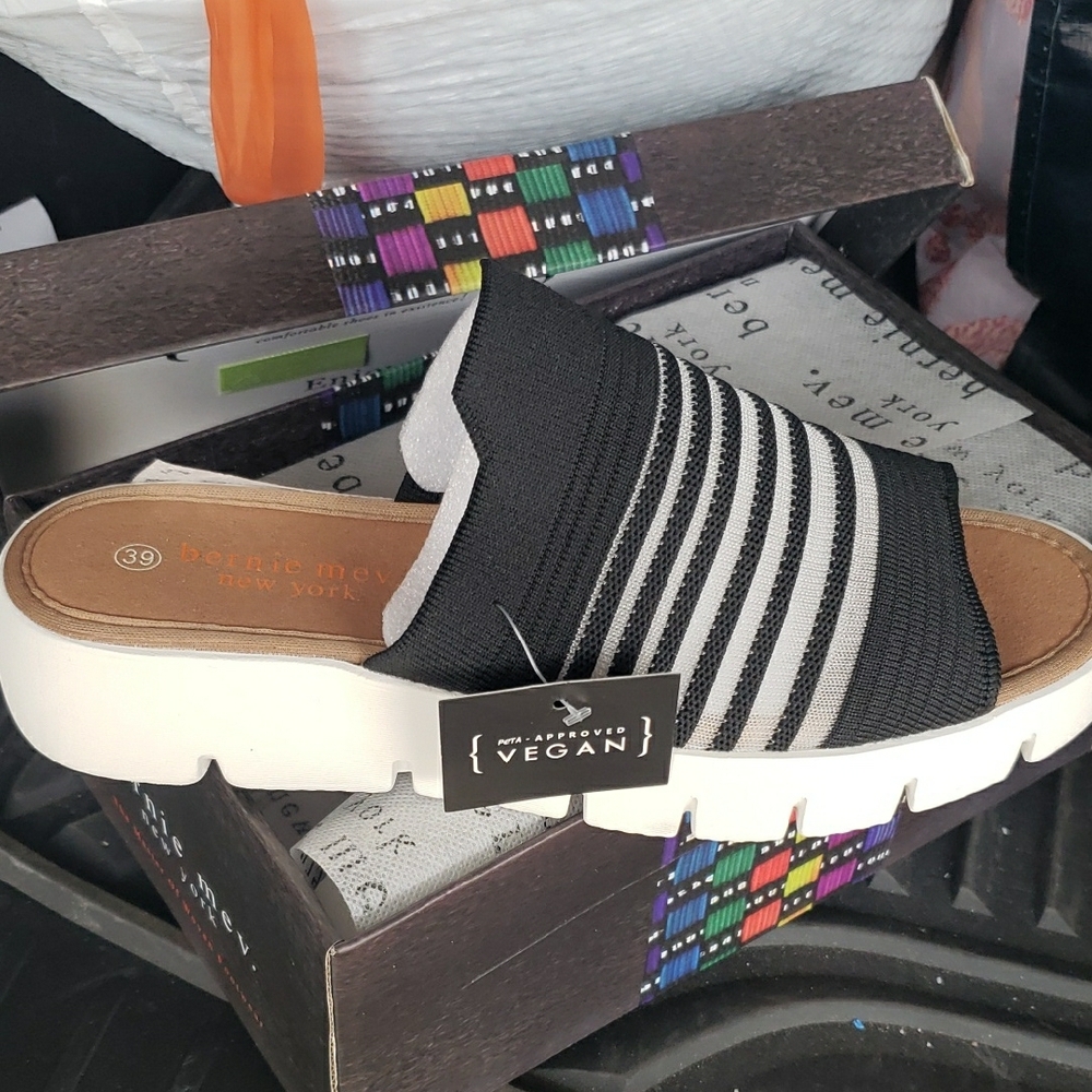 bernie mev. Women's Black and White Slip-On Shoes